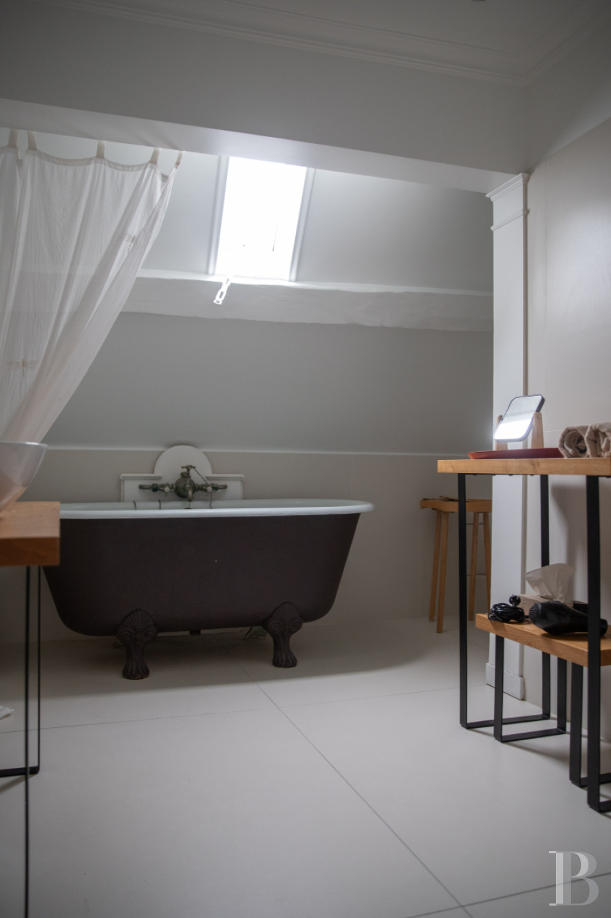 En Indre-et-Loire, sur les hauteurs d’un village, près d’Amboise, un château et son hameau en bordure de forêt - photo  n°19